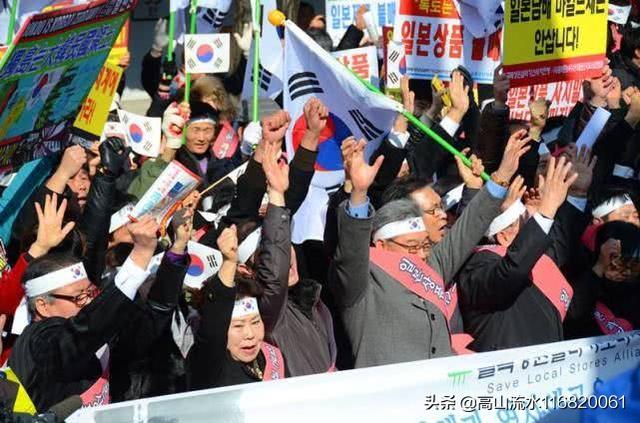 韩国一边声嘶力竭抵制日货,一边捶胸顿足要求日本供货。为何以子之矛攻子之盾？