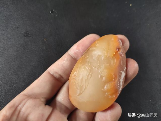 灰色翡翠玉镯是什么玉,黄龙玉是黄蜡石还是玉石？