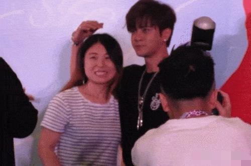 王珞丹被疯狂粉丝求婚:哪个明星的粉丝疯狂到你无法想象？