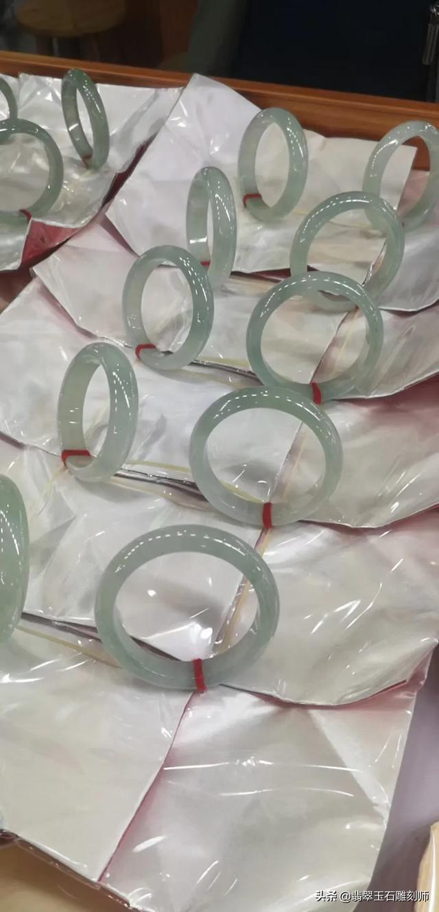 翡翠手镯的颜色有哪些,翡翠手镯的类型及挑选的方法有哪些？