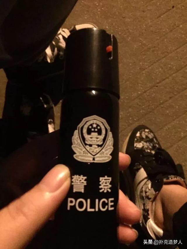 厕所露脸高清近距离偷拍:在学校的厕所，被人偷拍，我该怎么办？