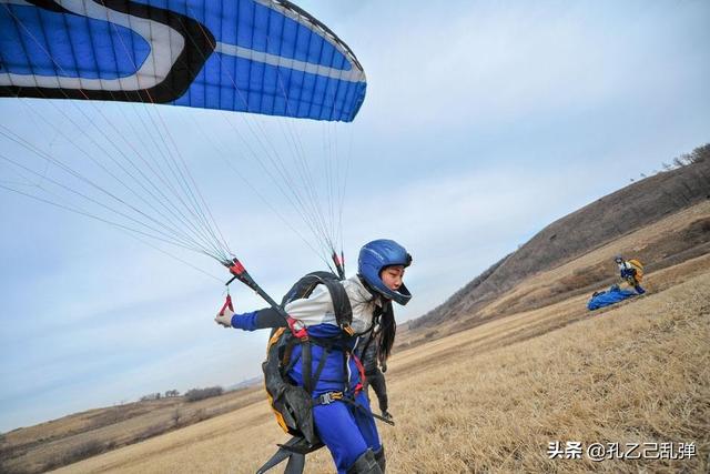 滑翔伞死亡率，青岛：滑翔伞坠落山谷两人重伤，游客质疑教练资质, 你怎么看