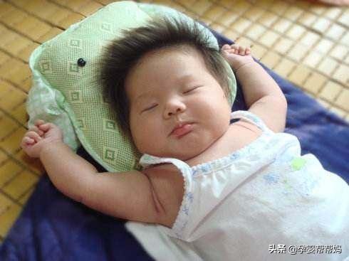 为什么新生儿睡觉双手举着？