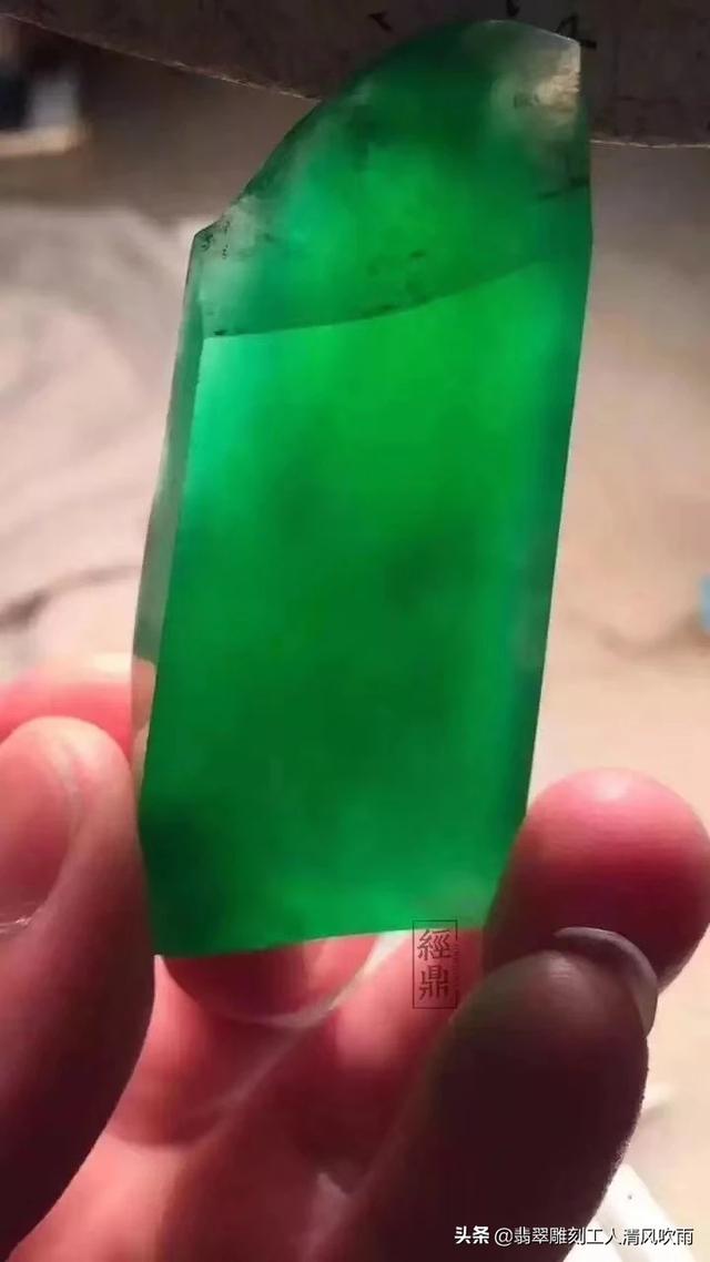 翡翠原石放久了会怎么样,天然A货翡翠佩戴久了绿色会变淡吗？