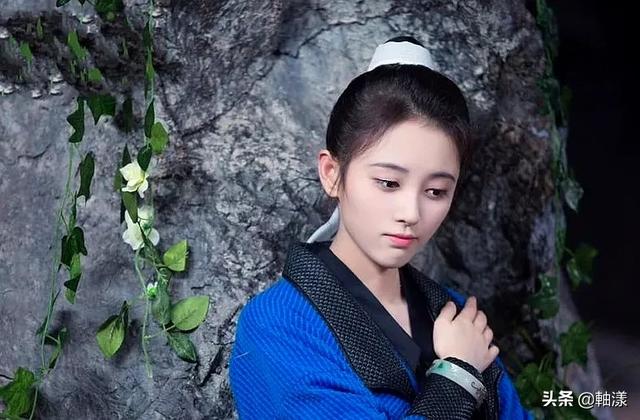 鞠婧祎个人资料:鞠婧祎在机场被抓拍，看清生图里的真实身高，真的有1米59吗