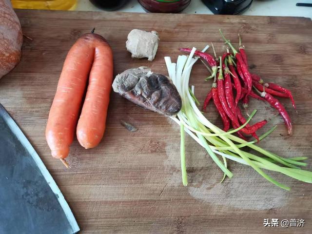 红萝卜怎么烹饪才好吃，胡萝卜和什么搭配在一起做好吃