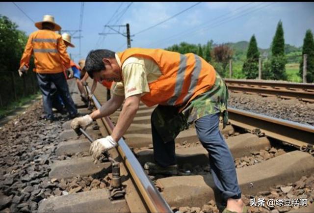 中国铁路发展前景怎样，外企年薪15万和铁路局国企月薪6000，哪个更有发展前景