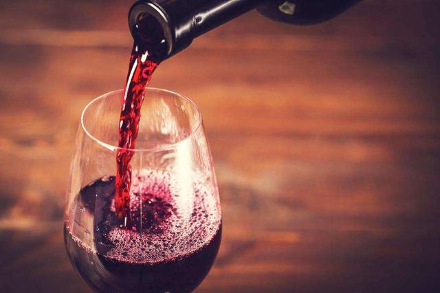 红酒怎么摇杯，正确的葡萄酒持杯姿势是怎样的？