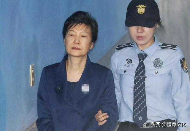 同样是阶下囚，朴槿惠与李明博的狱中“待遇”为什么不一样？