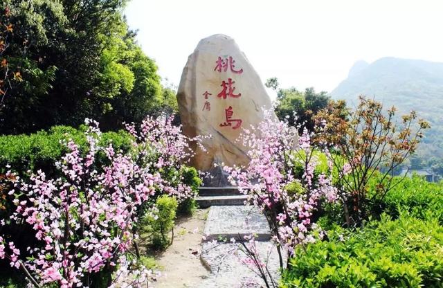黄老邪是靠桃花岛收游客门票,还是收徒弟学费,或者卖桃花酒赚钱养家的？