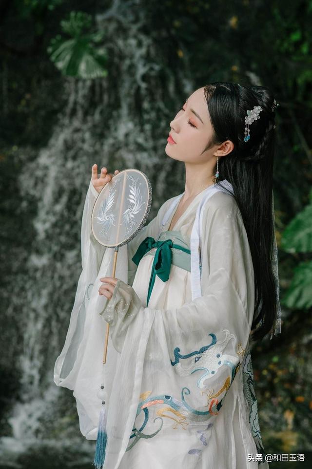 戴玉手镯对女性有什么好处和坏处,买玉手镯好，还是买黄金手镯好？