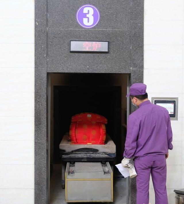 丹东殡仪馆灵异事件:为什么人死后不立即下葬，而是要停留三天再下葬，有什么讲究？