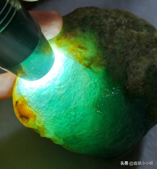 玉石雕刻加工费用多少,翡翠买了块原石，一般加工费怎么算？