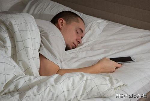 8种东西别放床头会招鬼，晚上睡觉手机放床头对大脑会有伤害吗