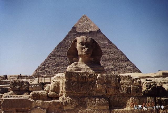 埃及金字塔资料400字，金字塔是一个墓，古埃及人为什么要把它建在地上面，以前就在地下