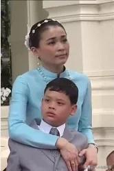 泰国国王四婚:泰国玛哈国王的妻子和孩子谁的地位更高妻子为何要跪拜国王