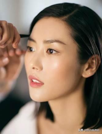 有哪些化妆的小技巧，有什么技巧能够在化妆时增强肌肤的光泽感和通透感