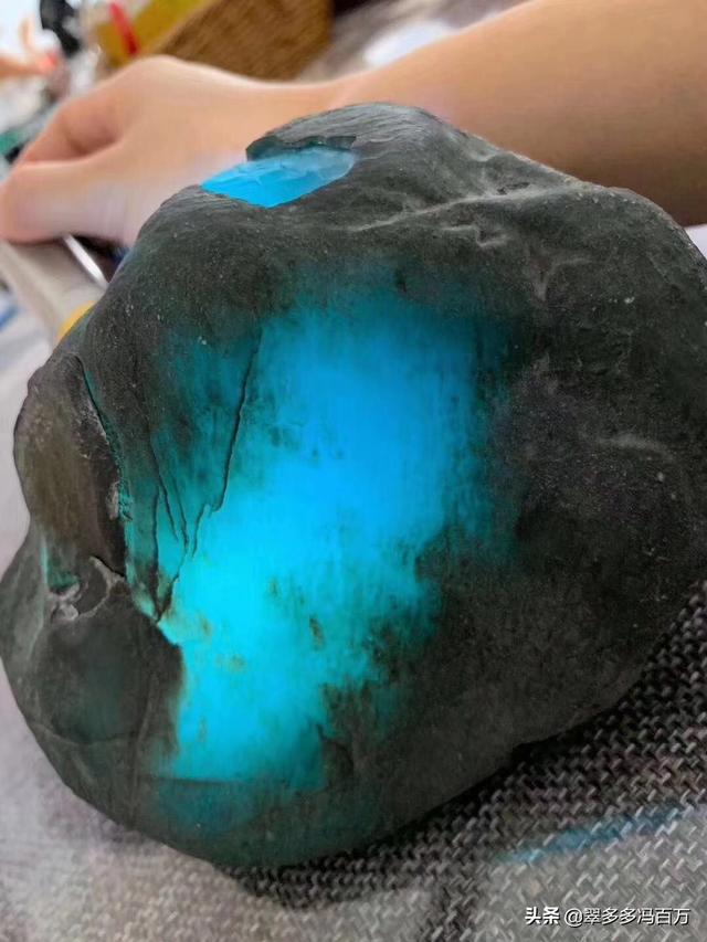 32种翡翠颜色等级排名,翡翠分几个级别，你买的翡翠级别高吗？