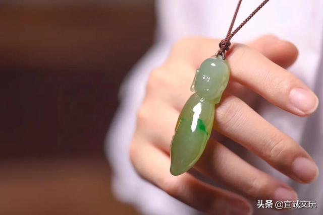 如何判断翡翠的价格,翡翠的价值怎么判定呢？喜爱占的比重大吗？