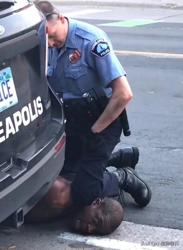 凯莉埃尔兰:跪杀黑人的警察妻子坚称丈夫是个绅士，你相信吗？