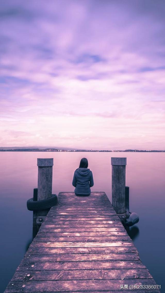 刚分手她的微信背景图就放上了这个照片是什么意思