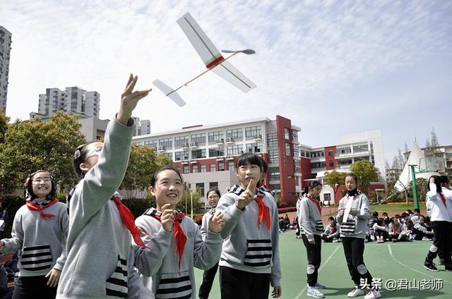 萧振高三学生跳楼自杀:如何看待14岁男孩跳楼的新闻，作为妈妈该如何教育孩子