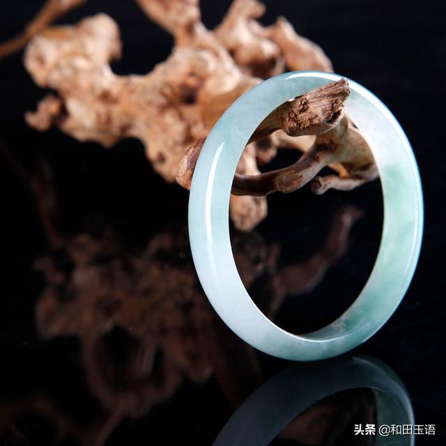 戴玉手镯对女性有什么好处和坏处,买玉手镯好，还是买黄金手镯好？