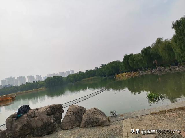 银川马拉松赛再次延期:在景区有陌生人请你帮忙拍照，你会答应还是拒绝？