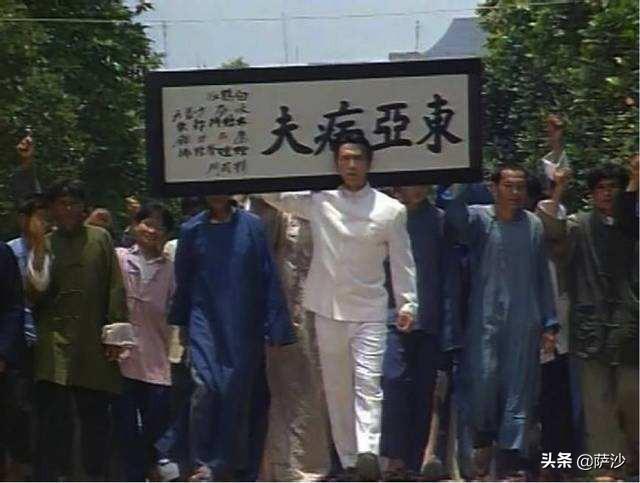 精武门李小龙:李小龙《精武门》中，双手各举一个日本人，没吊威亚，是真的吗？