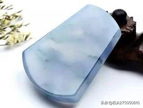 翡翠无事牌适合什么人戴,无事牌和山水牌哪个更有性价比？