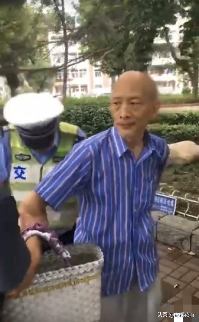 天津19年灵异事件:如何看待天津营口道一老人持刀行凶，造成路人一死一伤？