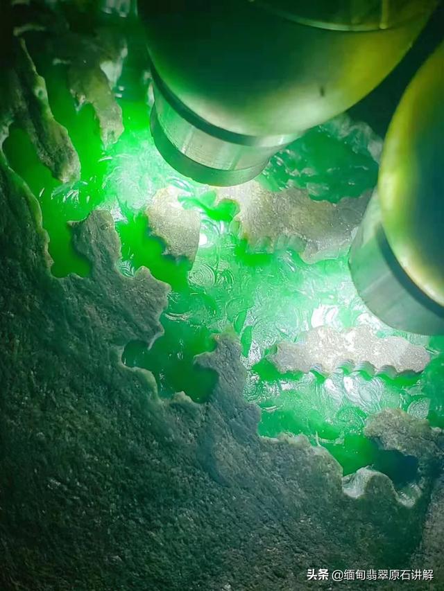玻璃种翡翠原石打灯图片,如何利用灯光来判断翡翠原石雾色的深浅？