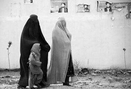 塔利班女性地位究竟有多低下，塔利班执政，权力地位会不会使得塔利班战力下降，不复从前