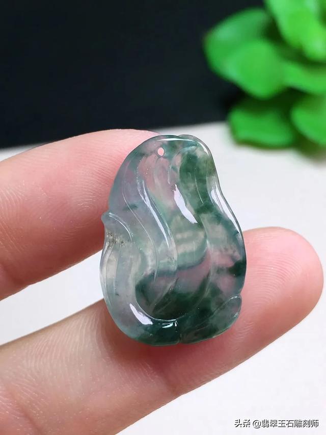 如何区分缅甸翡翠和危料,这个牌子是危料吗，雕工怎么样？