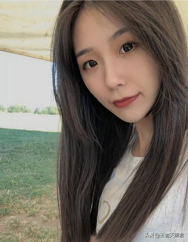 头条问答 - 虎牙花花酱成s17首个上王者的女主播,主玩辅助也能carry