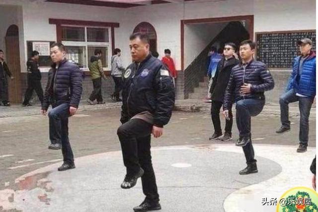 央视主持人张宏民:前央视主播张宏民一心忙事业不结婚，无儿无女，这样值得吗？