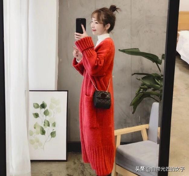 针织衫修身连衣裙:大红色长款针织衫配什么颜色打底衫好看？怎样搭配更显气质？