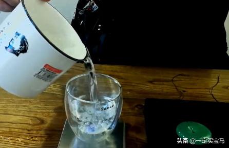 玉放在水里怎么鉴别,如何用一杯水快速鉴别真假翡翠？