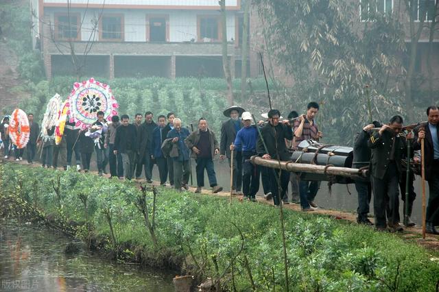 出殡时灵异事件:温州滴滴车被害者出殡了，听着她母亲的凄厉哭声，你有何感触？