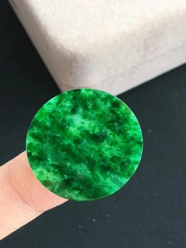 翡翠原石放久了会怎么样,天然A货翡翠佩戴久了绿色会变淡吗？