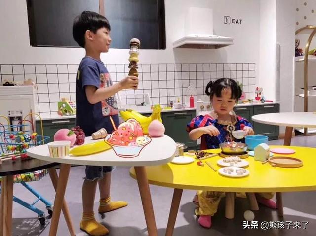 小孩子没上学,父母在家里教点什么好？
