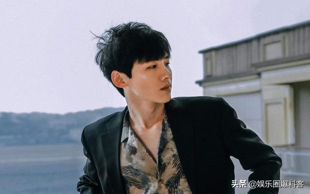 白敬亭的新手机:白敬亭的发展如何有女朋友吗私下性格怎样