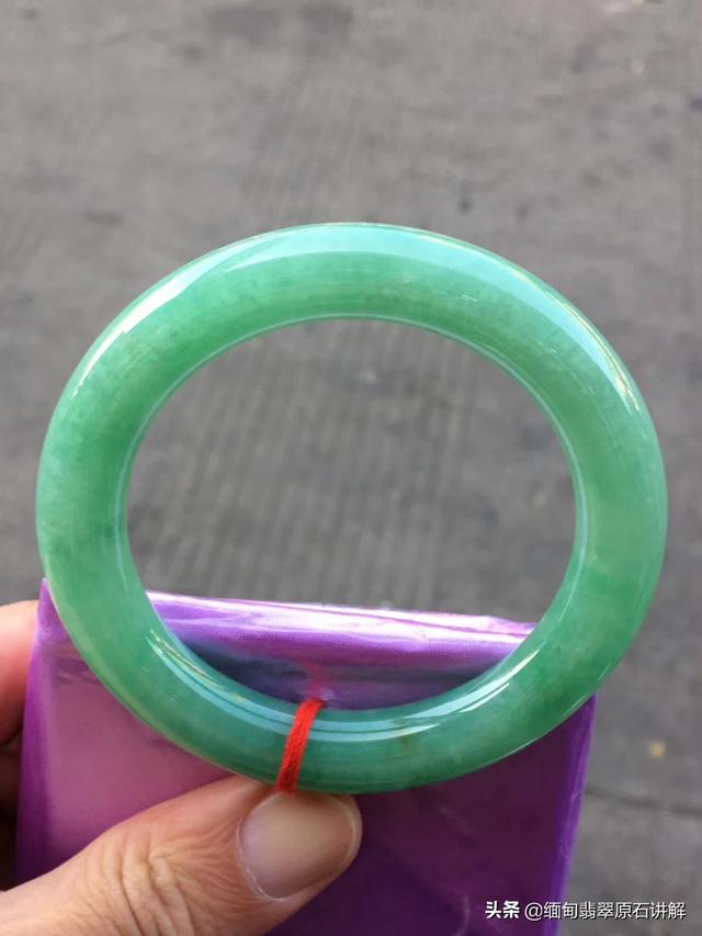 翡翠手镯为什么越戴越暗,玉镯越佩戴越黑是怎么回事？