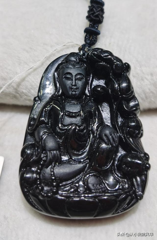 如何判断翡翠的价格,翡翠的价值怎么判定呢？喜爱占的比重大吗？