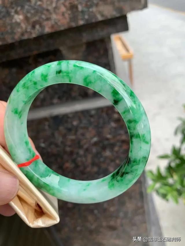 糯冰翡翠玉镯一般价格在,我这赌石开出的糯冰玉佛，能值多少钱？