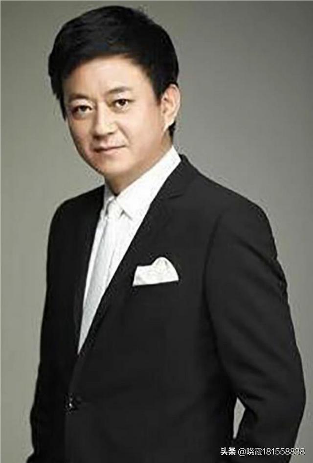 朱军的妻子:朱军在老婆大风中起舞似少女太撩人，朱军赋闲在家老婆不介意吗？