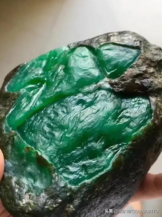 什么是翡翠什么是玉,玉和翡翠是同一种物质吗？