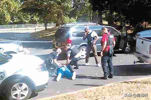 美国警察暴力执法致黑人死亡引发抗议？