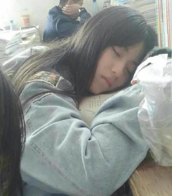 学生上课睡觉照片图片