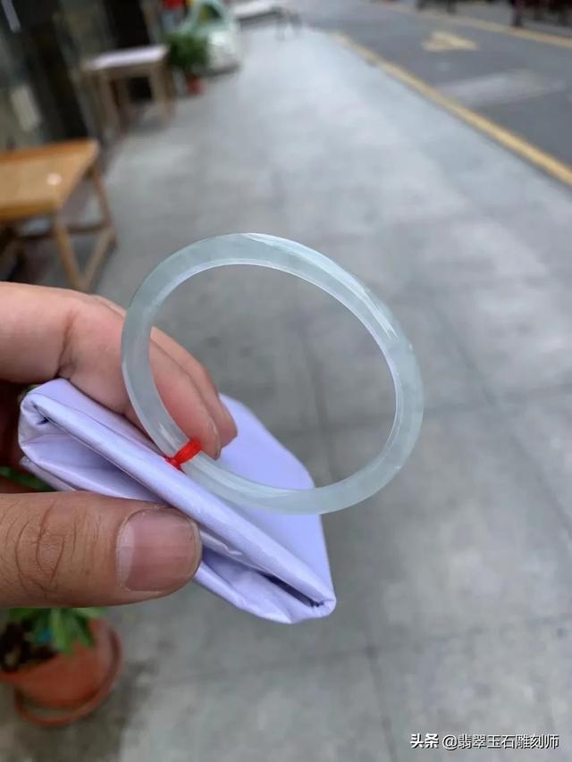 精品玉镯价格及图片大全,想买个玉镯，预算1W左右，推荐啥品牌呢？